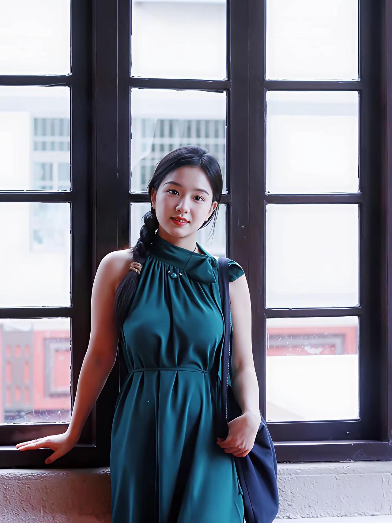 男人眼中女的什么样的身材叫完美一袭墨绿裁作裙，身姿如柳曳春风。不施铅华自婀娜，肩