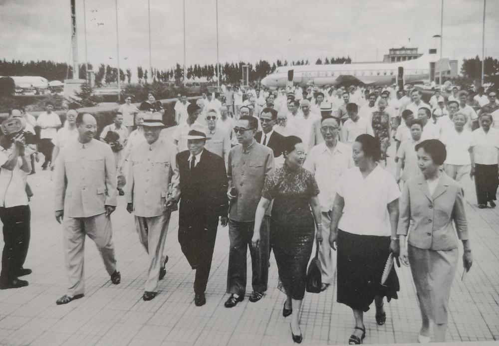 1965年7月，原国民党代总统李宗仁从国外回到祖国，飞机到达北京机场，李宗仁走下
