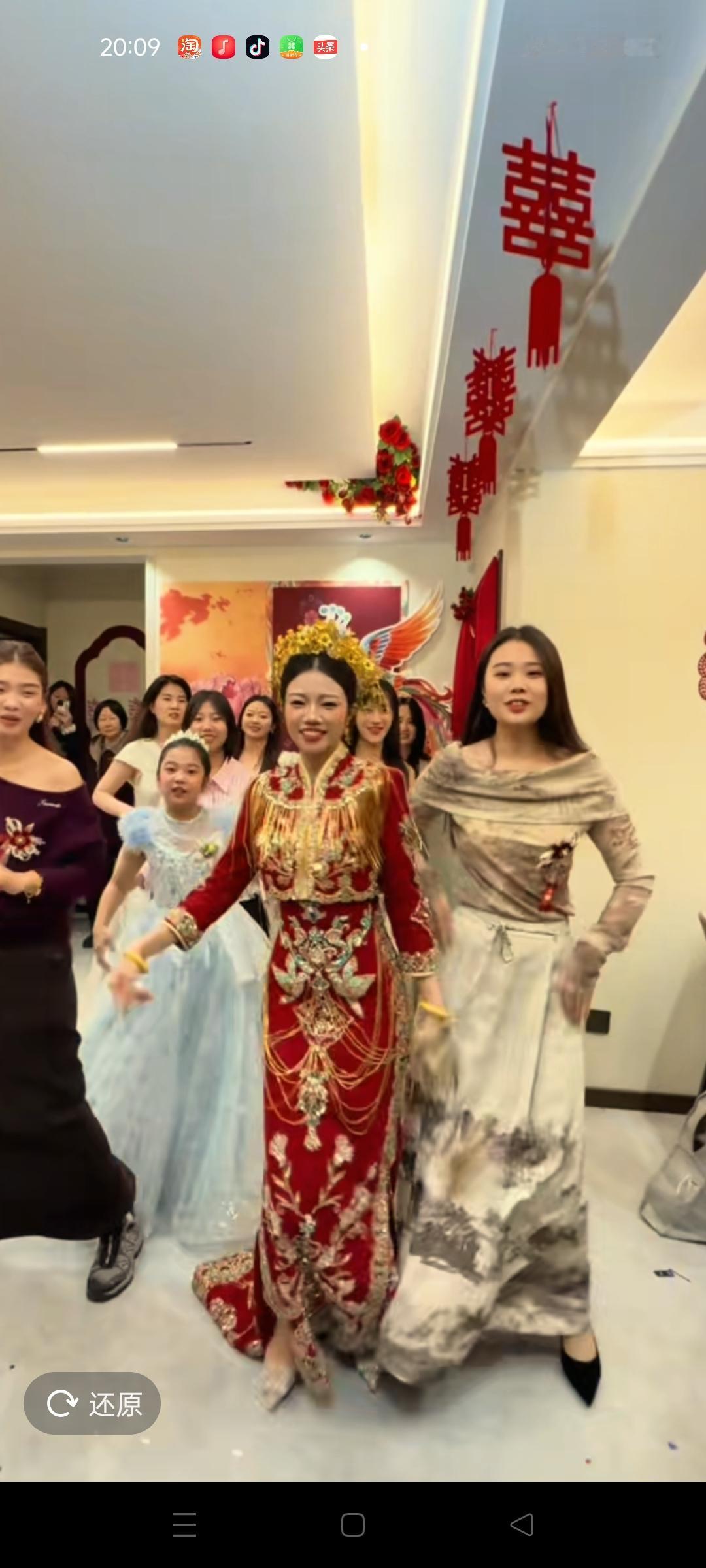 解梁静低调完婚，这是解家的又一大喜事，去年10月解清帅刚结完婚，解梁静就步入了婚