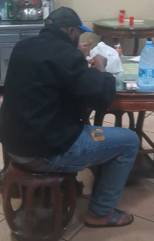 广州黑人多不多？饭点见分晓！饭点去广州一些饭馆吃饭，基本都能碰到黑人。好奇问打饭阿姨他们说什么话，阿