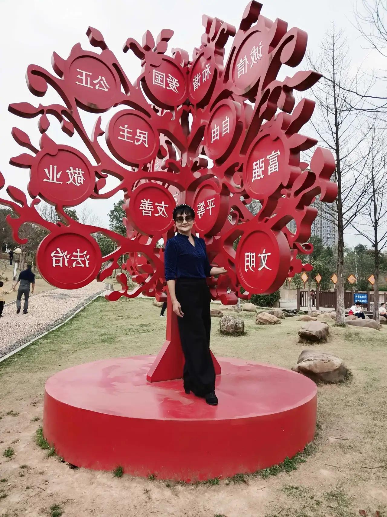 亲爱的岁月里的自己，时光如白驹过隙，转眼间已是繁花似锦的岁月篇章。回首往昔，那些