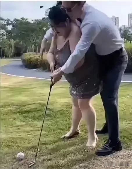 教练：美女，你还是减减肥再来学吧，只怪我的手臂太短了，够不着！