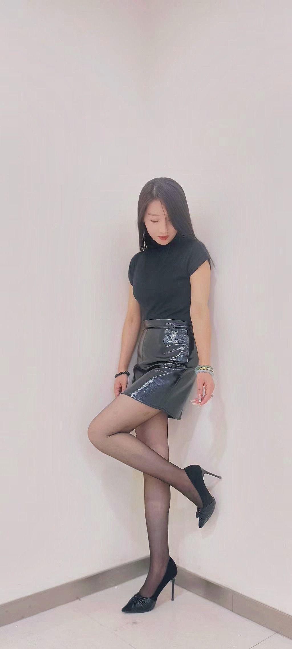 都市女孩的时尚穿搭，黑色上衣配亮面短裙，优雅又时髦！