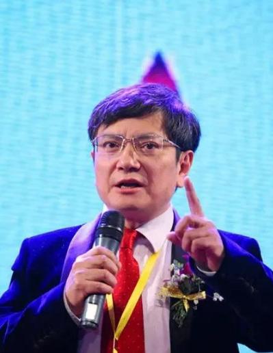 大学校长郑强到西部某大学参加校庆时，3天内无人接待，因为该大学的领导都在围着名校