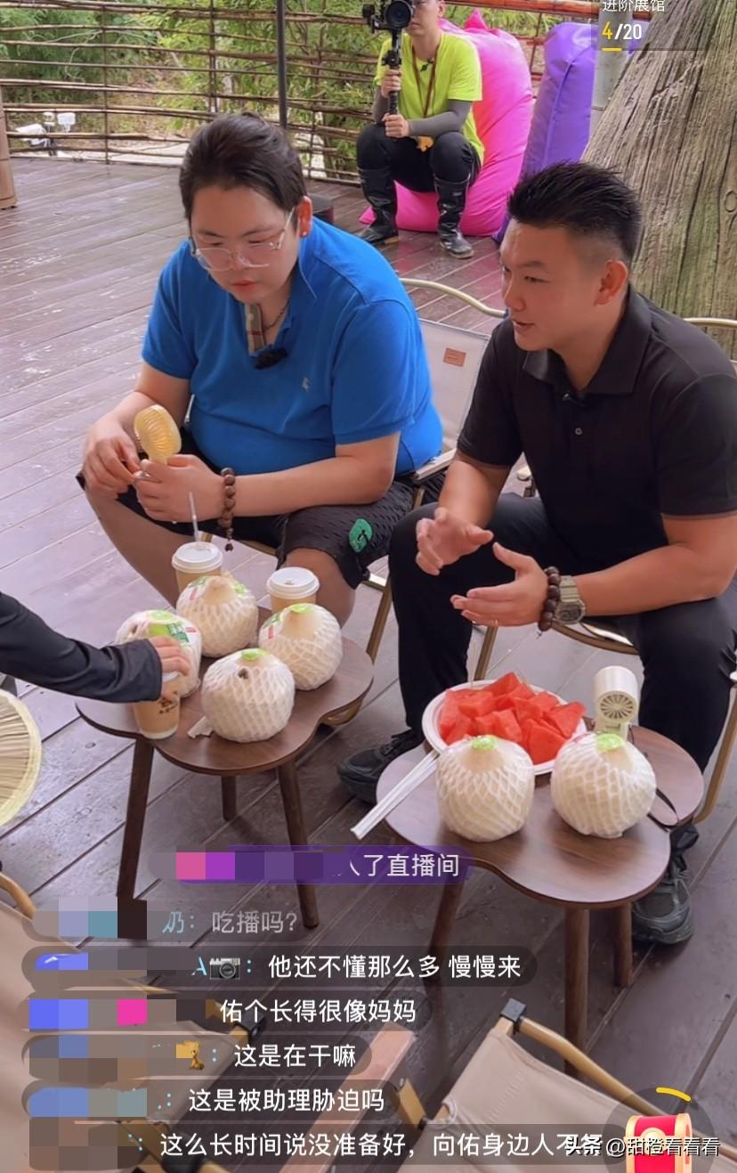 向佑第一次开直播开始做文旅代言，可能是没有直播经验，设备不到位，画面模糊，声音不