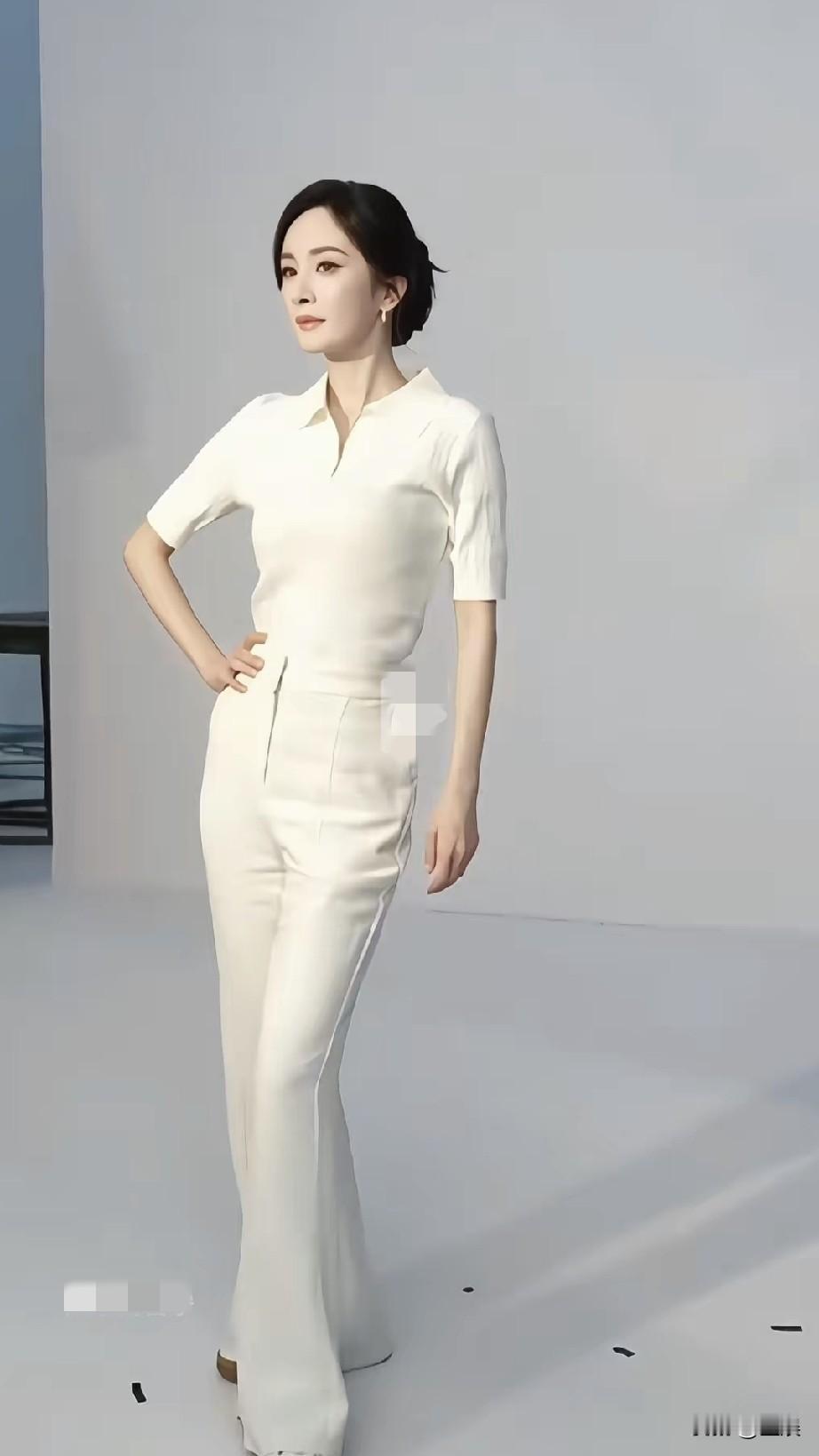 杨幂白裤