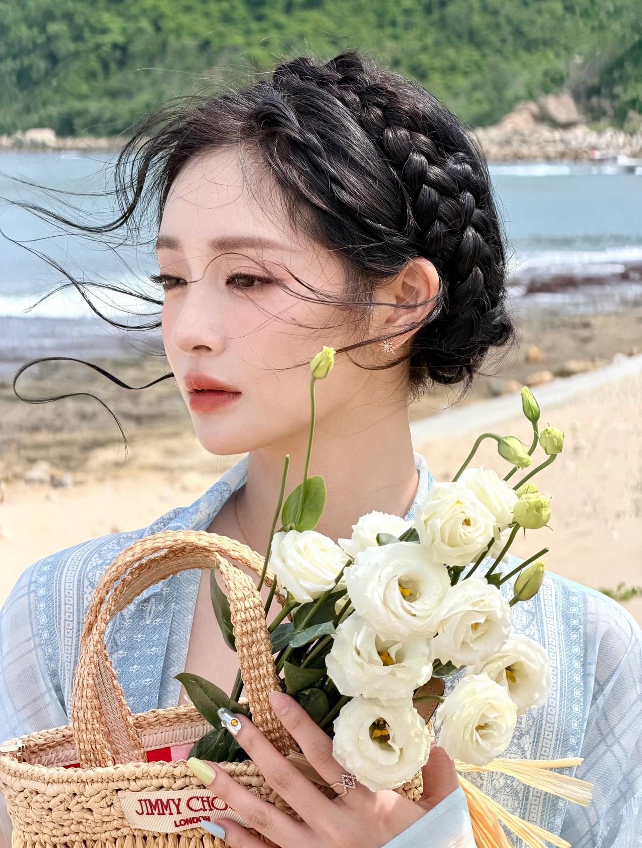 周洁琼晒出费加罗旅游的海边照片，这两套造型都太美了！她的碎发被海风轻轻吹动的瞬间