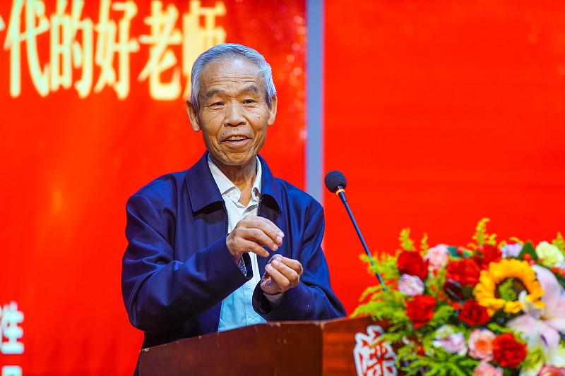 退休前一年，基本就“软着陆”了：课不排了，会不开了，考勤也松了。我今年退休，干脆