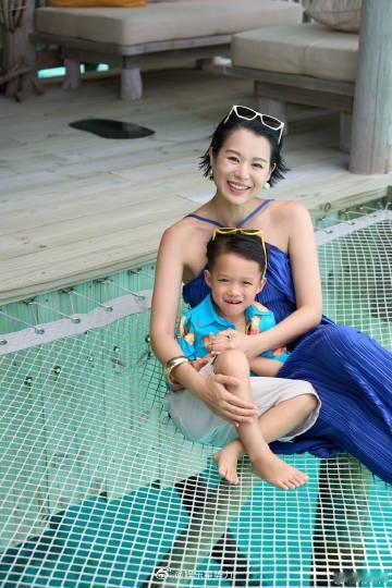 胡杏儿一家五口马代度假一家五口马代度假，三个儿子可爱又萌，画面温馨又幸福，这才