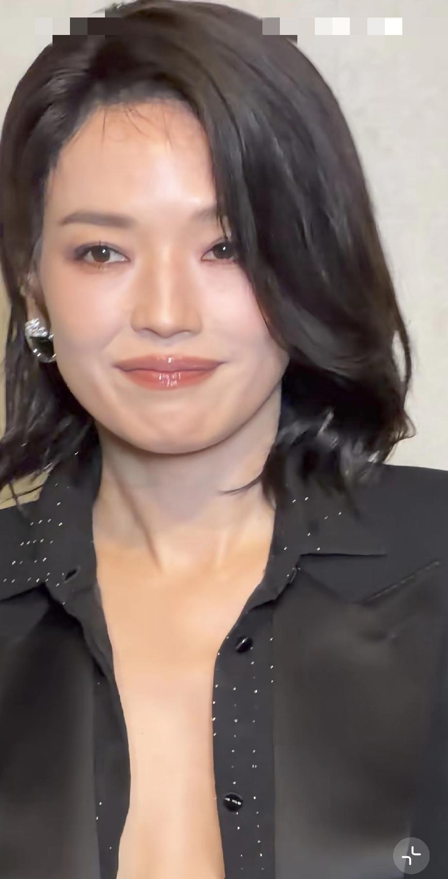 3月29日，舒淇上海参加FX活动被指戴假发，假发际线明显，还是自己的原装头发比较