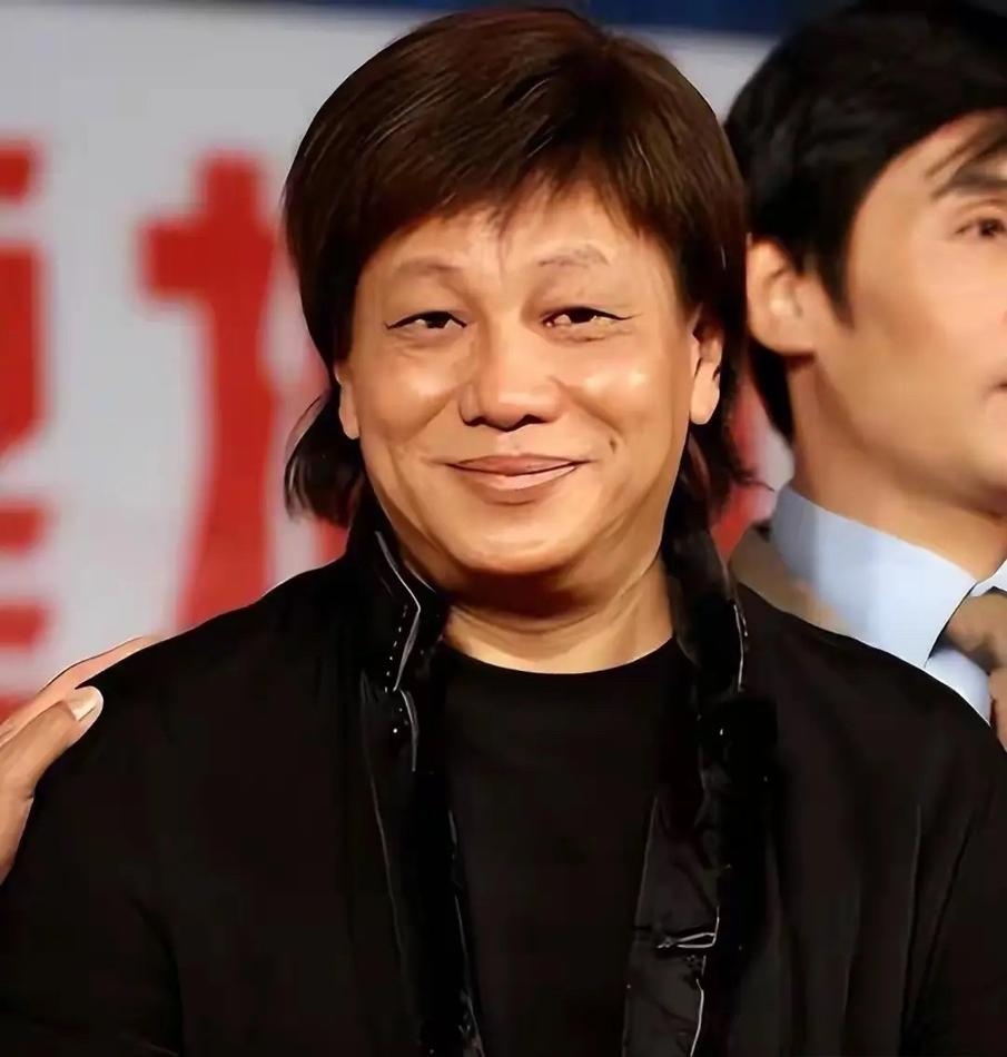 我当时愣了一下。听说他把家人叫到面前，现场写好了分配，话还没说完就签了字。关键