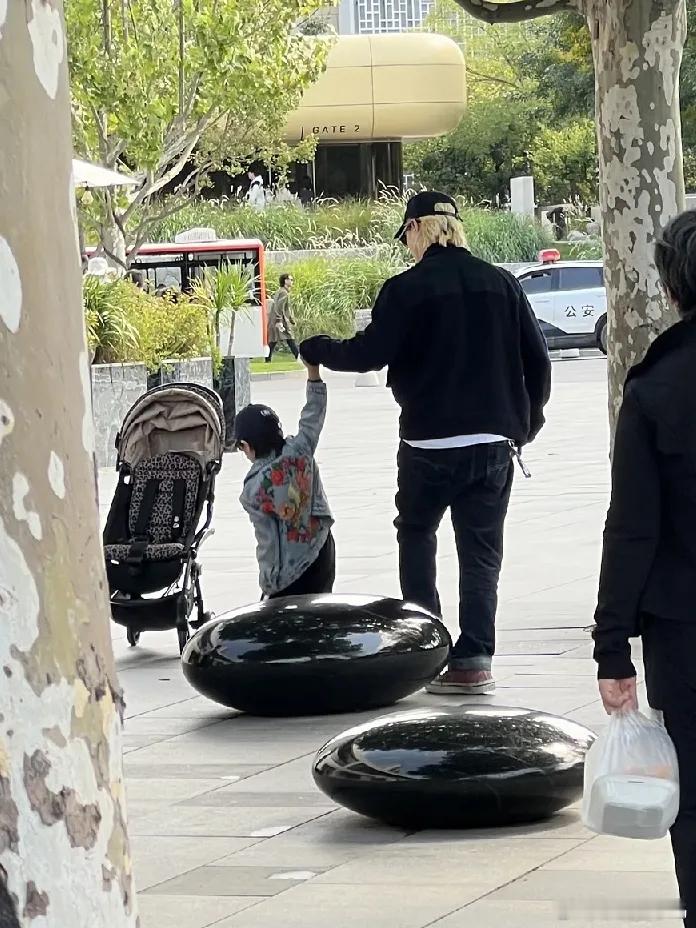 网友阿那亚偶遇李承铉，带着小儿子玩耍✨戚薇和李承铉的美貌基因真的稳稳遗传给两个娃