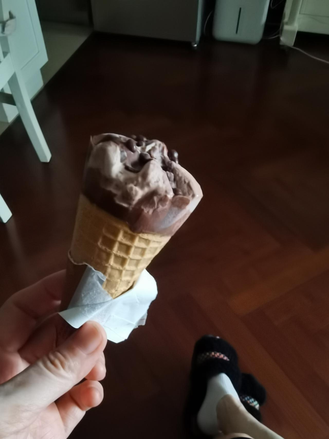 从健身房回来，换了衣服，从冰箱拿了根可爱多。咬了一口，又凉，又甜。坐那儿慢慢