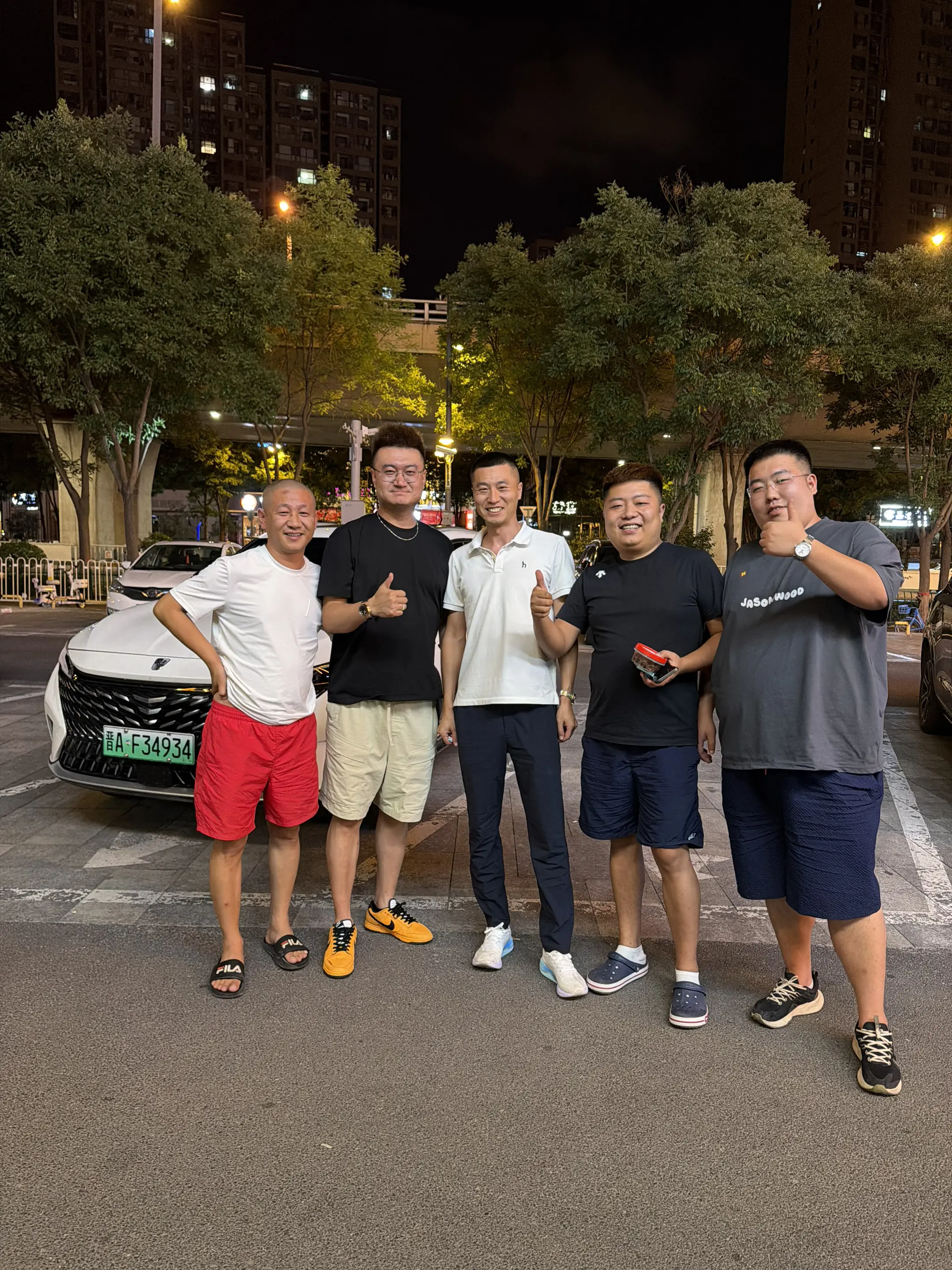 最近各位都好起来了  能和宇哥合影了