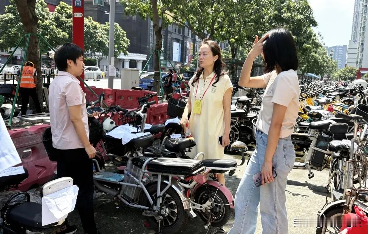 “上兵伐谋”‌，代表们在忙本职工作之余，顶着酷暑履行代表职责深入社区调研，提出“