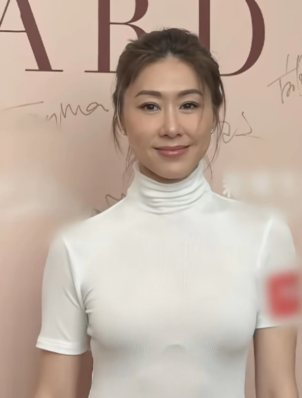 喜欢这个45岁女人，忒有气质，外柔内刚