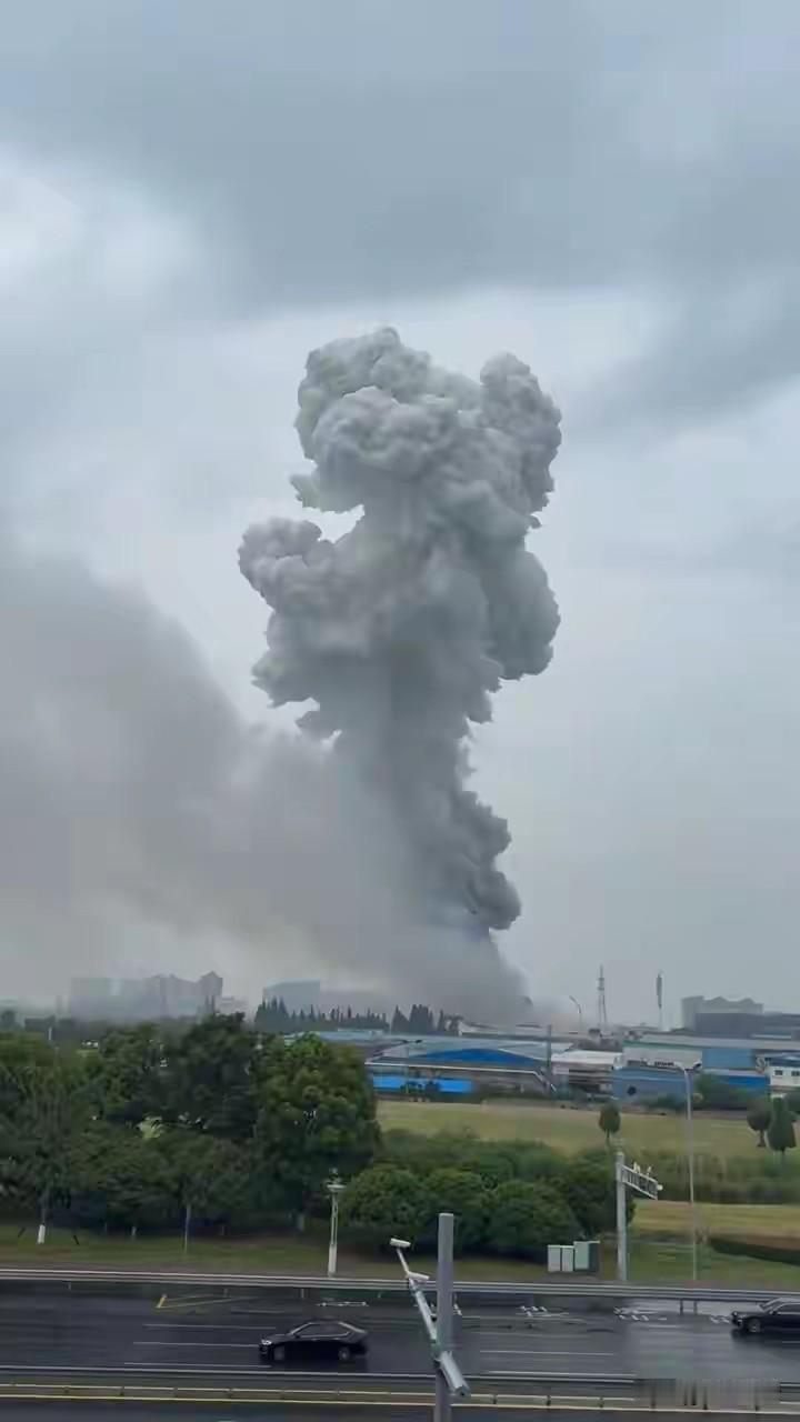 官方通报来了！6月3日，有网友发布视频称江苏苏州甪直镇有工厂发生爆炸。下午，当地