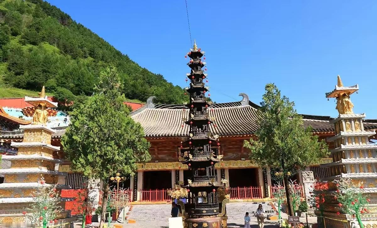 五台山这次动真格了，所有烧高香的、算命的、卖佛珠的小摊贩全被清场，连寺庙的索道都