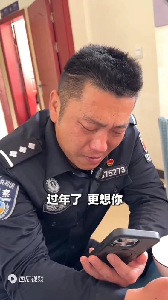 看哭了！云南临沧，一民警结束执勤进食堂吃饭，看着餐桌上的包子，很是眼熟，当他拿起