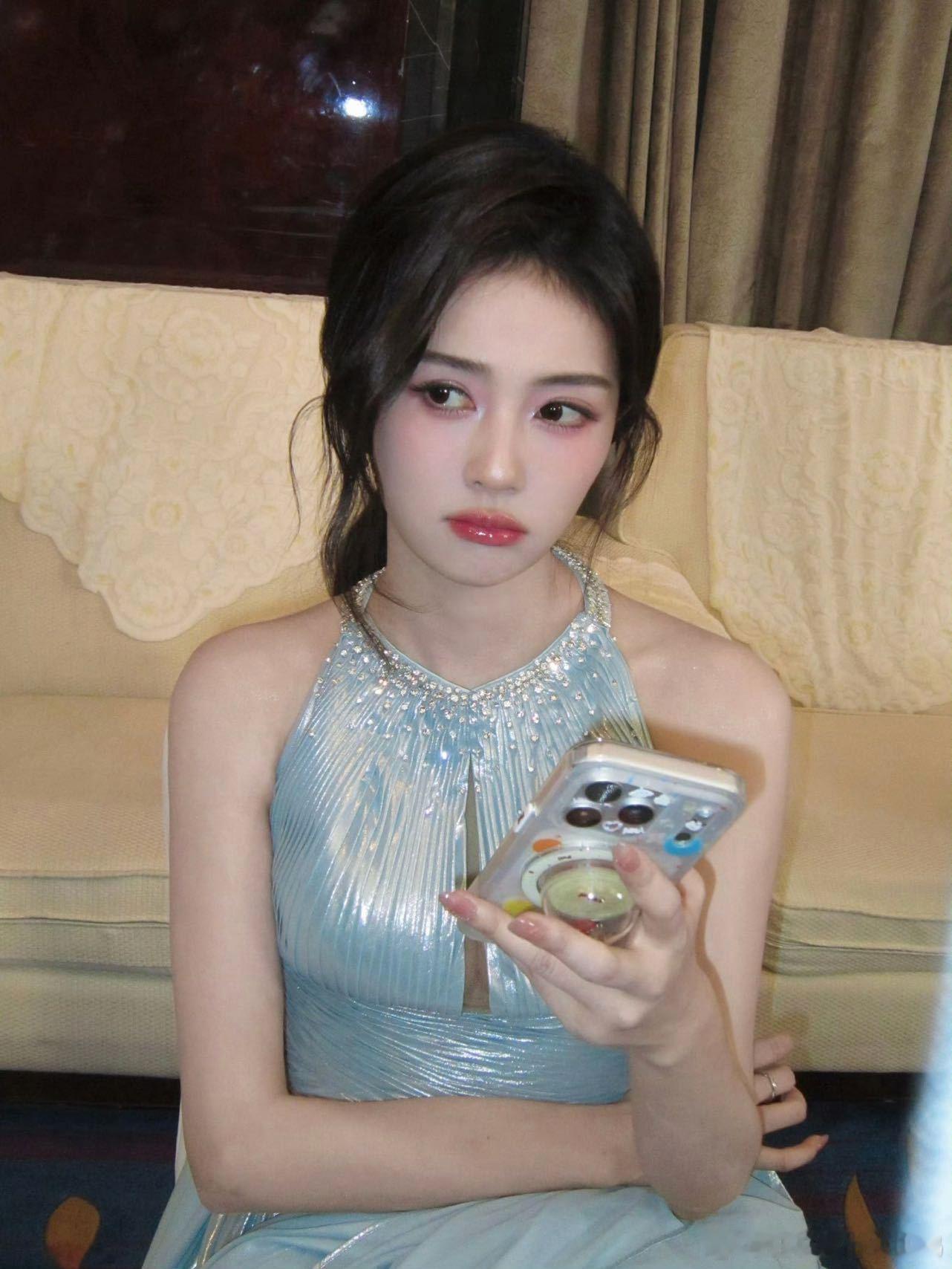 白鹿下半年进组拍戏白鹿说下部剧是现代戏奔跑吧白鹿透露下部戏是现代剧，下半年进组