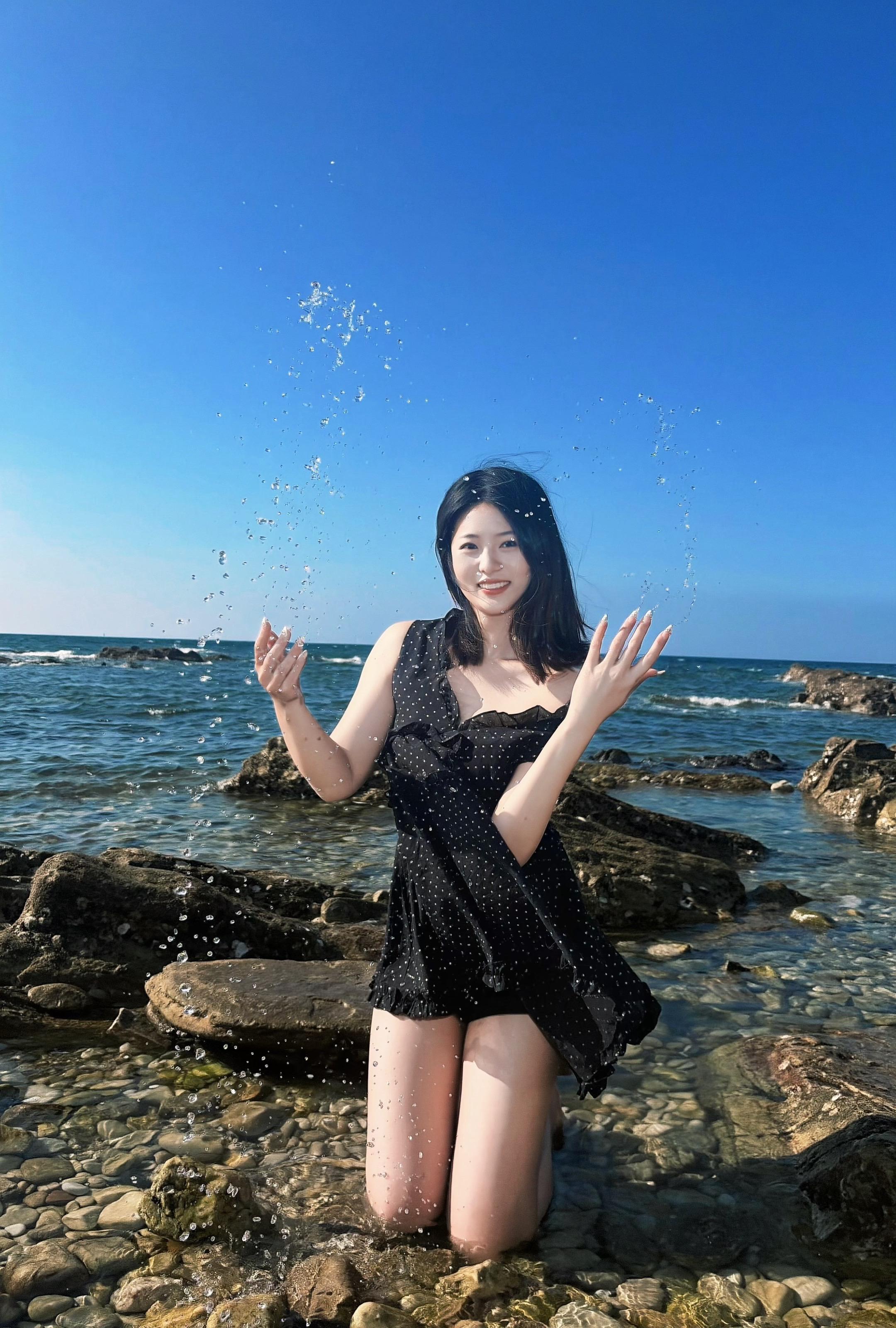 人类需要很多很多晴天和阳光 去晒干过往的雨滴和潮湿 如果可以 我想当我...