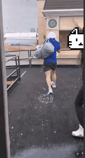 哈哈，笑不活了！万能的大白毛巾在莎头俩孩子身上又具象化了！今天美丽国比赛场