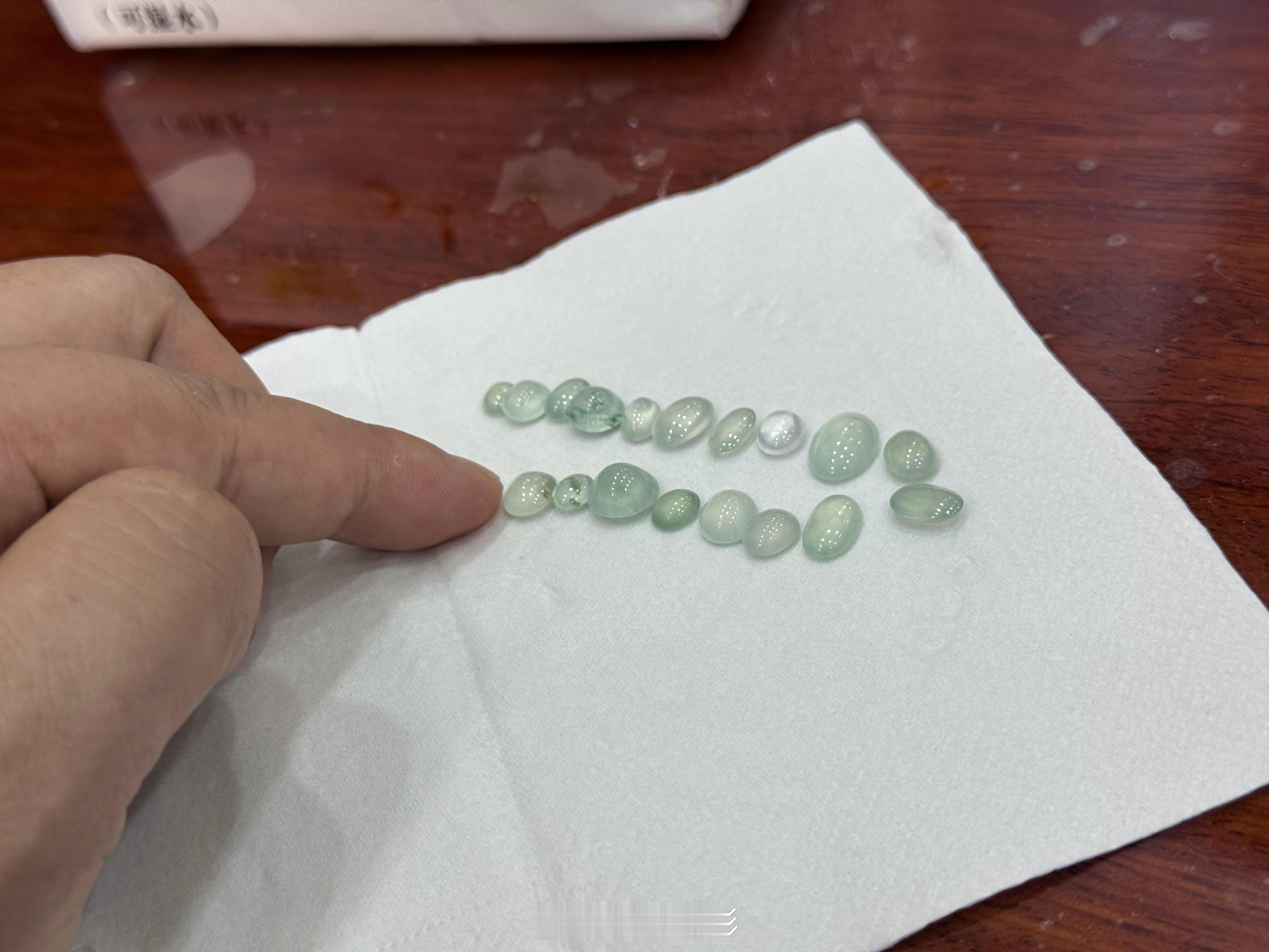 不明白我们昨晚300块切块烂石头，为啥会有人来骂？在我看来切个石头体验玩玩而