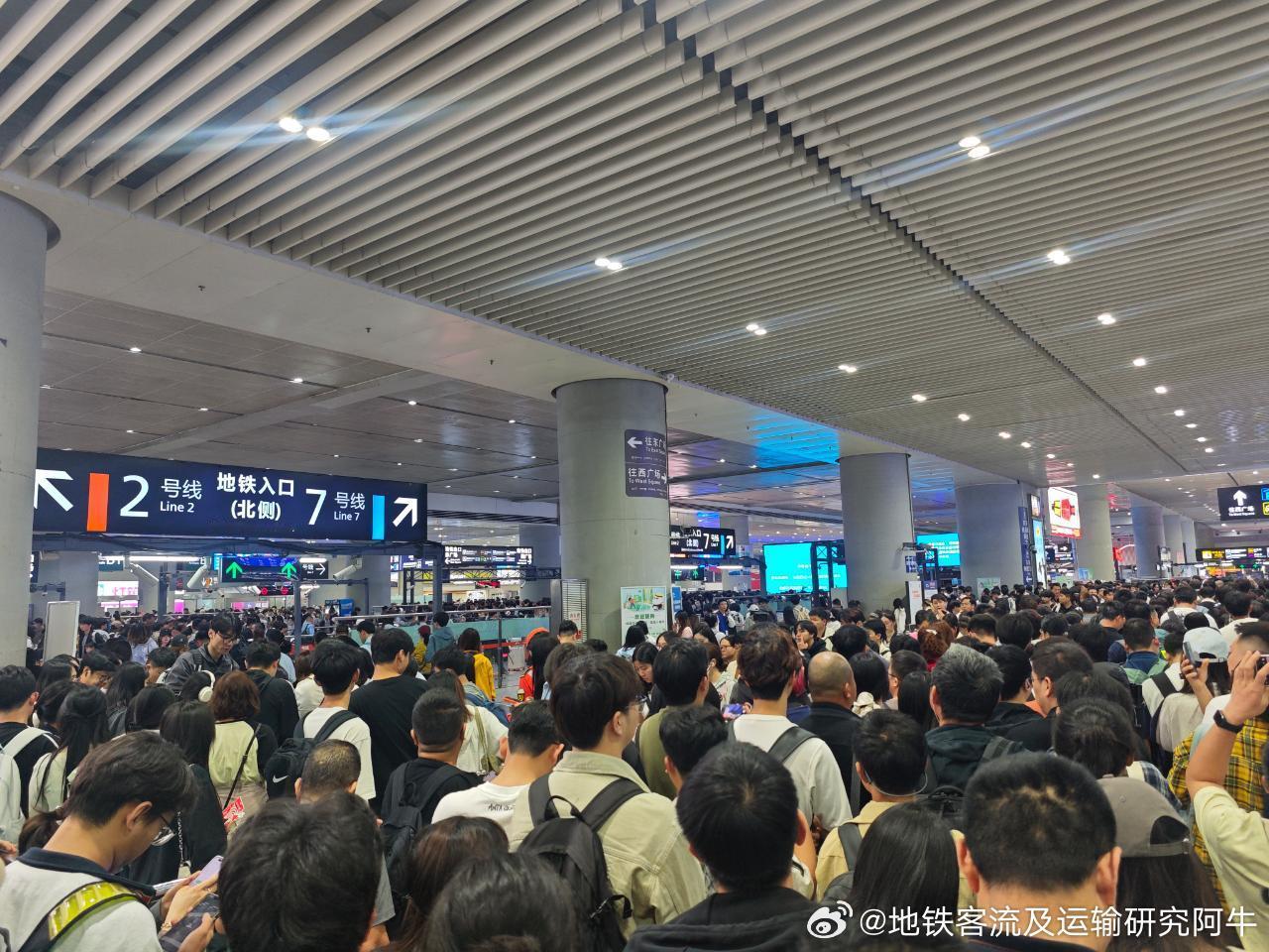 成都地铁成都东站网友：今日地铁成都东站，19:00客流。