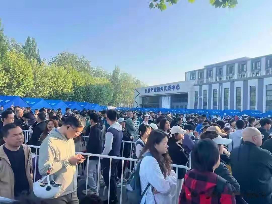 【职校门被挤翻，110干翻985：2026最魔幻一幕，藏着家长最清醒的算计】