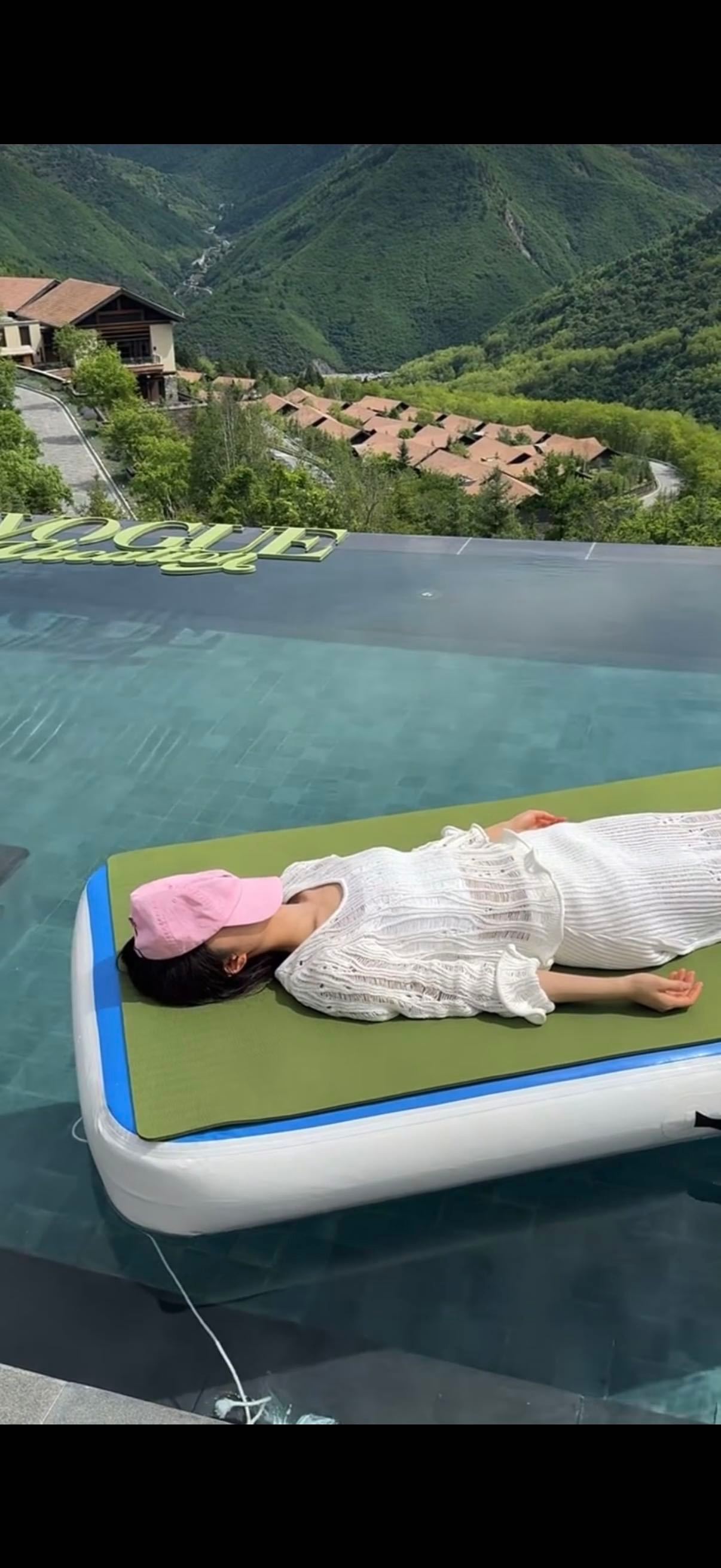 差一点就认不出赵今麦了一开始以为在拍什么风景大片，仔细一看是赵今麦。帽子盖脸、