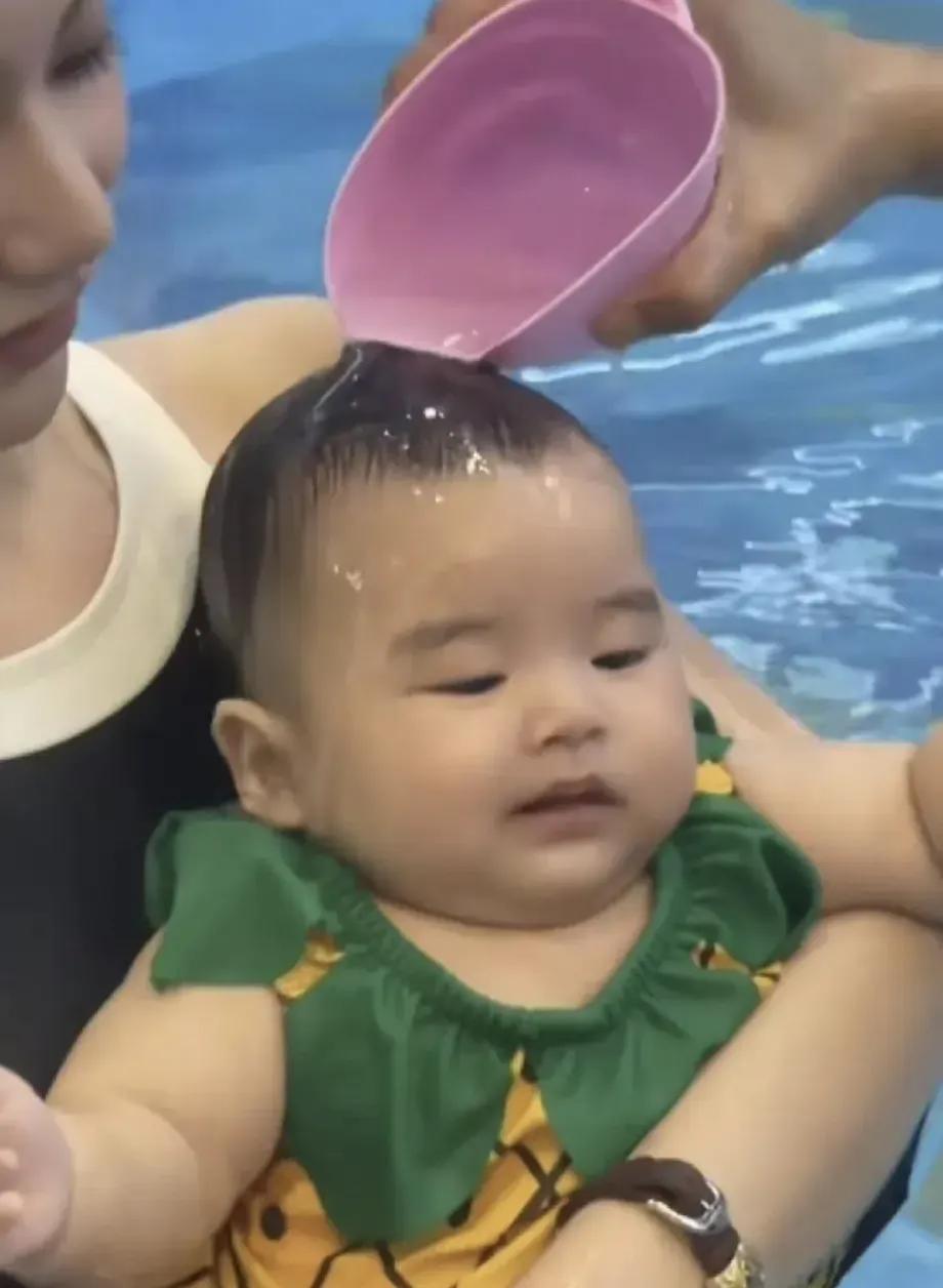 汪小菲这个小儿子，简直是来报恩的，长的好又不认生谁都能抱住他汪小菲家的小儿子，