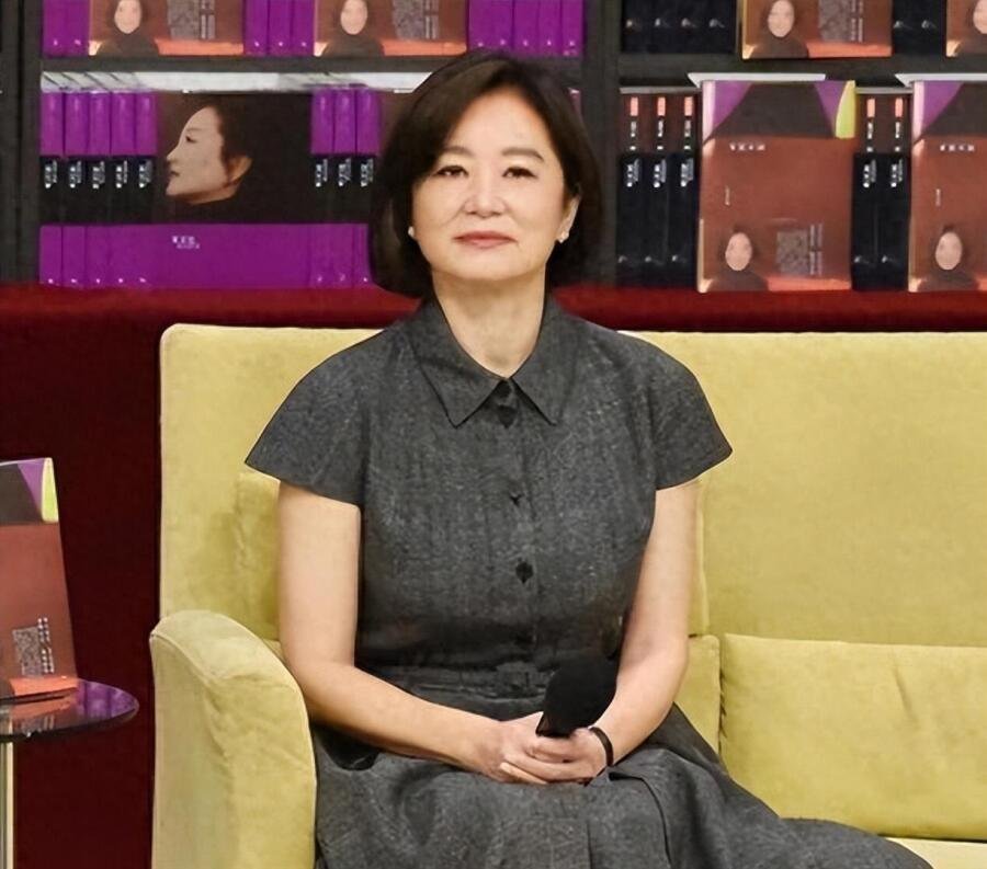 72岁林青霞现状，短发高级灰穿搭，至少年轻20岁，完全没有大妈味