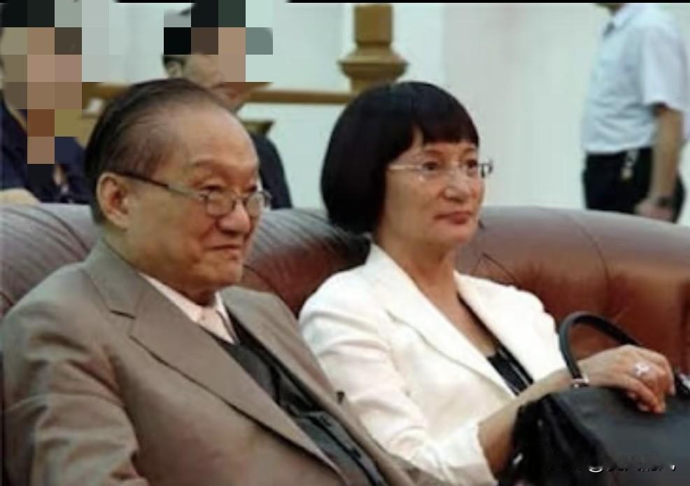 52岁的武侠大师金庸，面对16岁少女的崇拜、家中发妻的沉默，做出了改变一生的