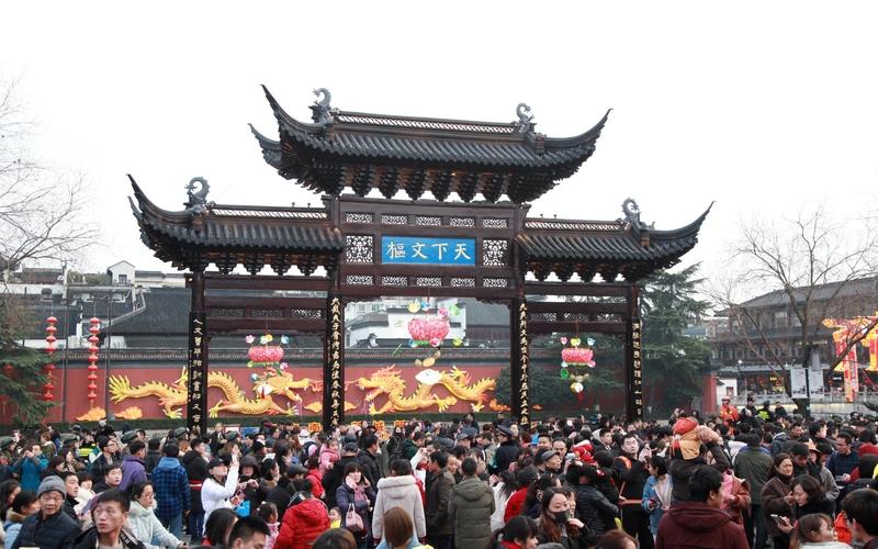 正月初五晚上去了秦淮河夫子庙景区，那场面，简直了！真的是人山人海，感觉自己都要被