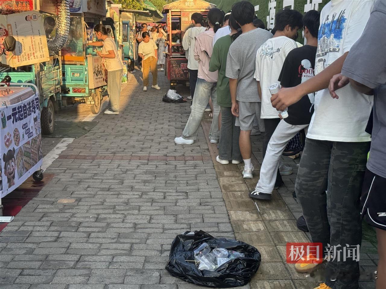 景德镇“鸡排哥”爆火，当地环卫成立5人专班，每日摆放30多个垃圾袋、全天巡回保洁