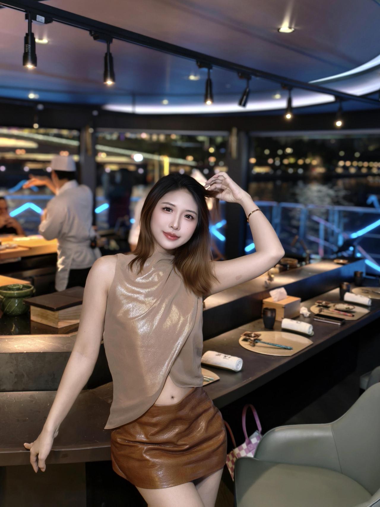 夜晚的餐厅，美食与美景相伴，时尚穿搭尽显魅力。