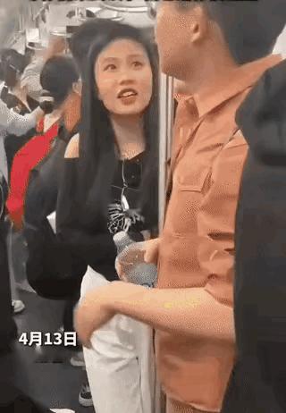 武汉一对情侣去湖南玩，女孩累得腿打颤，上了公交车，却发现人山人海。男友心疼不已，