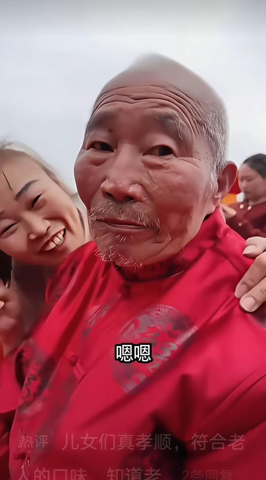 重庆某乡村一位老爷子满90岁，儿子为了尽孝心，用心给老爷子筹办了一场生日大宴，请