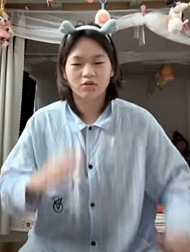 10万人围观全红婵直播，让我发现了不一样的东西，就是她身后的床!我的天呀，床头