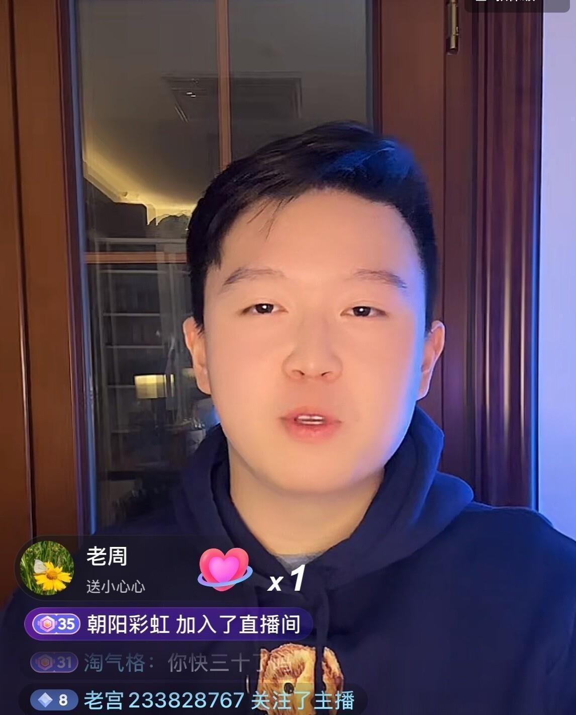 英如镝直播聊起家里那些事，态度特别实在，被问到同父异母的哥哥巴图，他没有躲，直接