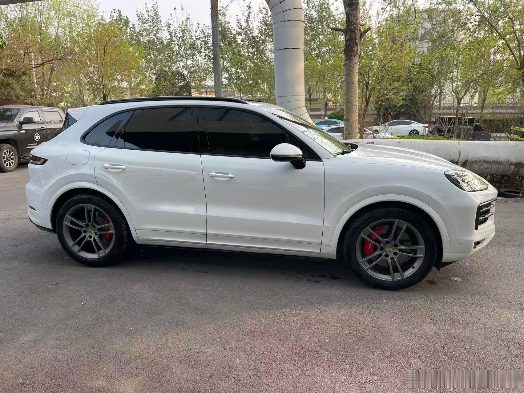 保时捷卡宴 Cayenne  中规24款颜色：细花白金属漆/黑色-树莓紫配置：