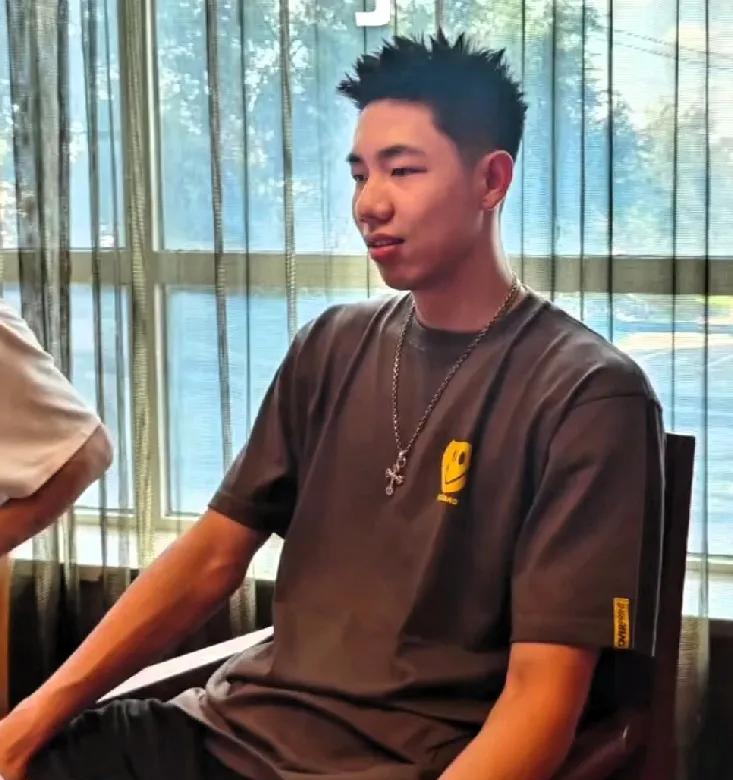 朱俊龙回到了老家，与家人在一起团聚吃饭，共庆男篮亚洲杯取得的好成绩。看到家人，小