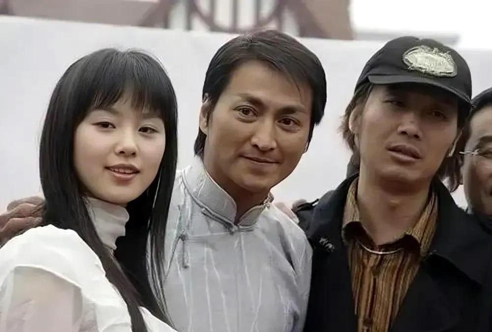 讲真，当年刘诗诗和何家劲演的《月影风荷》，现在翻出来看，那造型真是够“炸”的，说