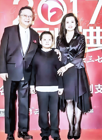 谁能想到！77岁的“和珅”王刚，现实里竟是不敢退休的拼命老爸！