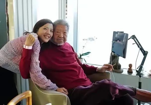 蔡澜晚年选择卖房住酒店，雇8人团队照顾养老！蔡澜的晚年生活确实过得很好，但他
