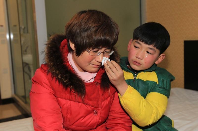 25岁小伙王浩徒步1400公里回家过年，这事真让人破防！他在广东东莞电子厂工作近