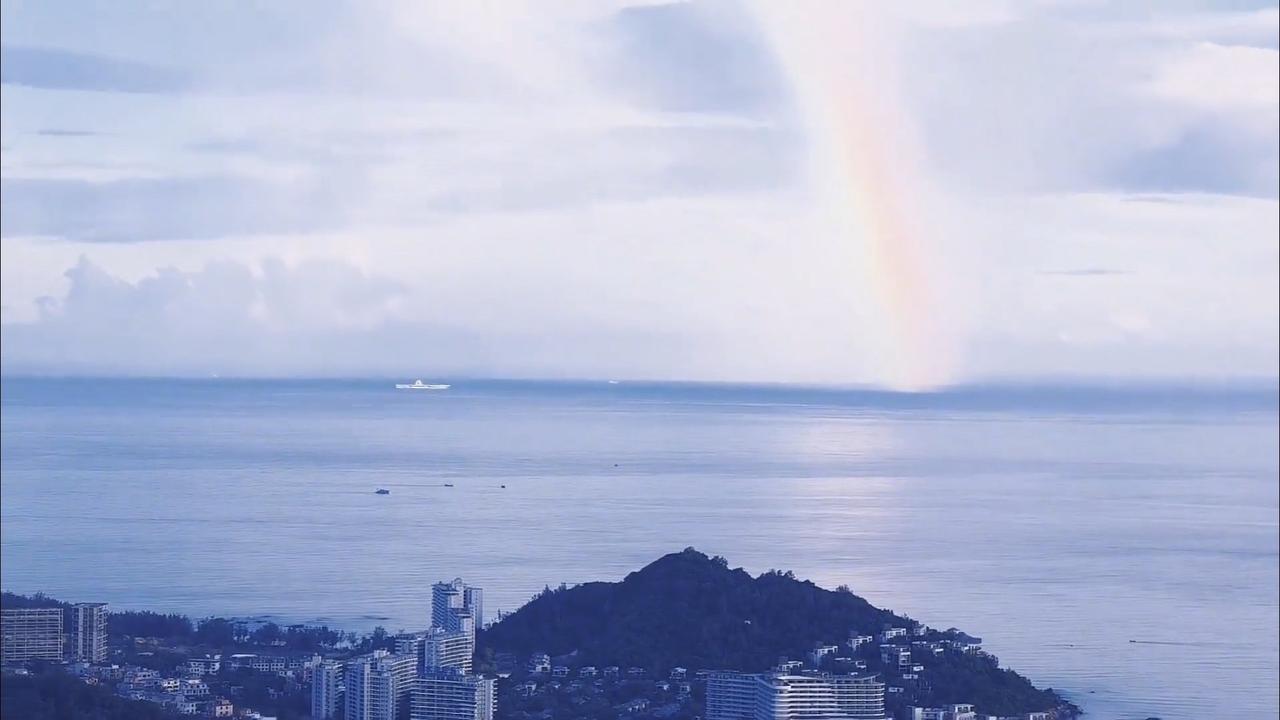 “福建”舰已经抵达海南陵水，正在进行舰载机起降作业，根据网友另一个角度拍摄的视频