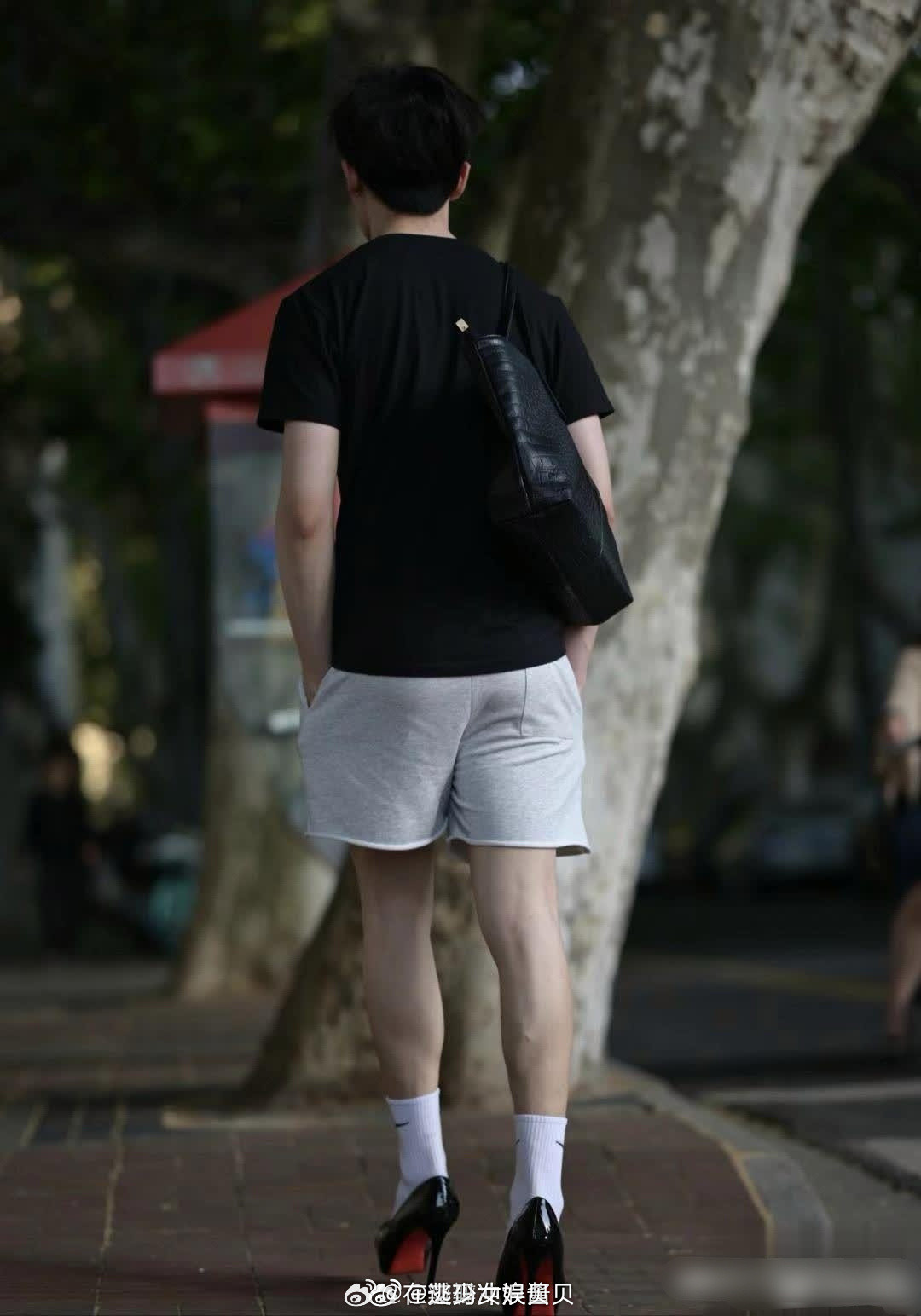 这个世界好颠呀，男生穿个高跟鞋白袜子，这是什么搭配？