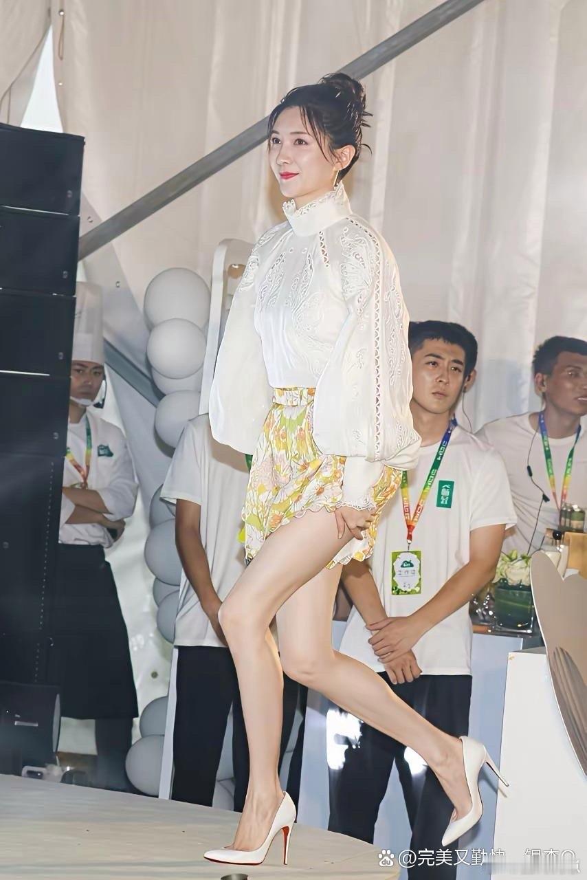 江疏影气场直接封神，每一步都摇曳生姿魅力拉满，妥妥的行走画报！