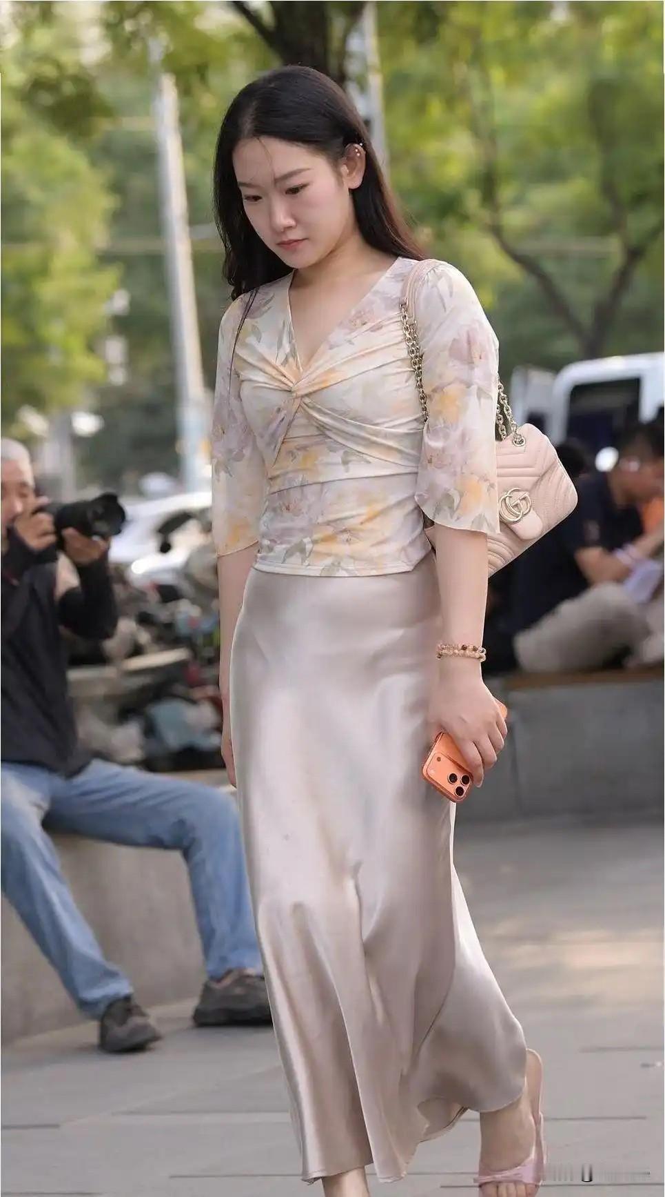 一个长发美女在街上走路。